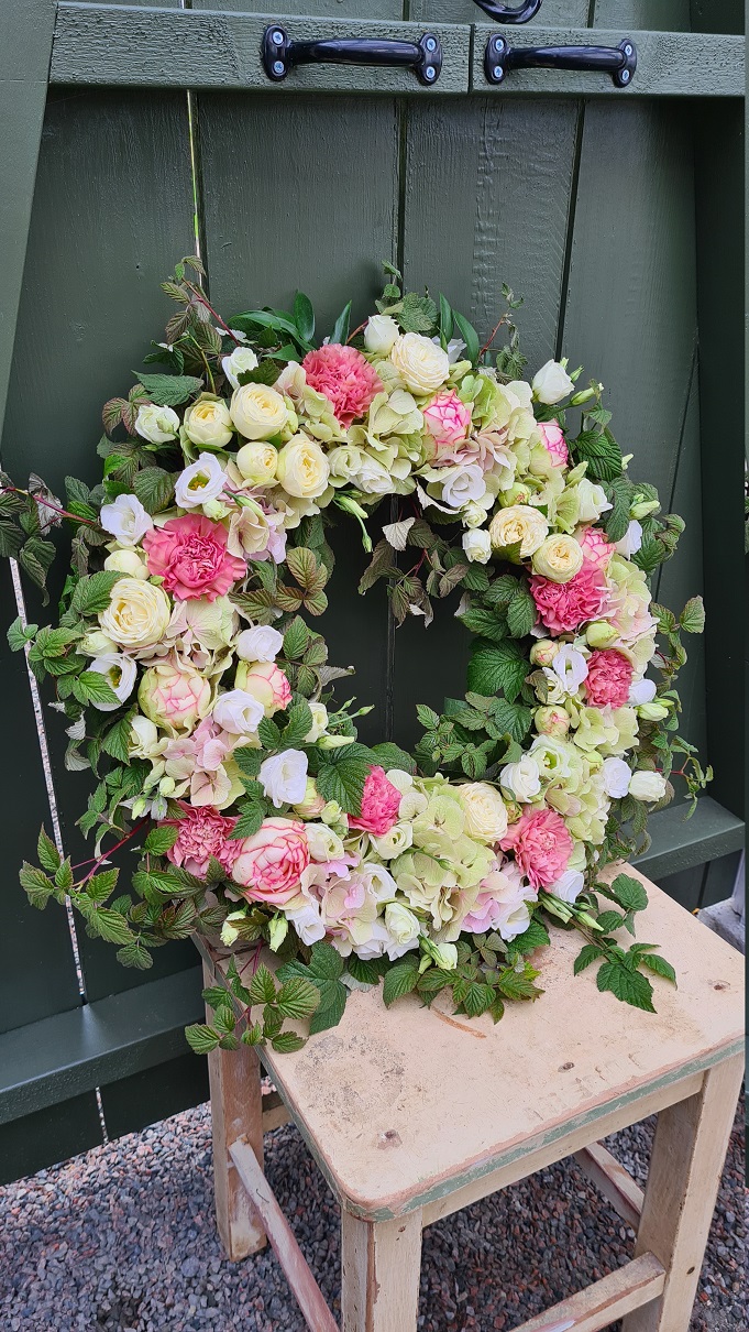 Rosa krans begravningsblomma